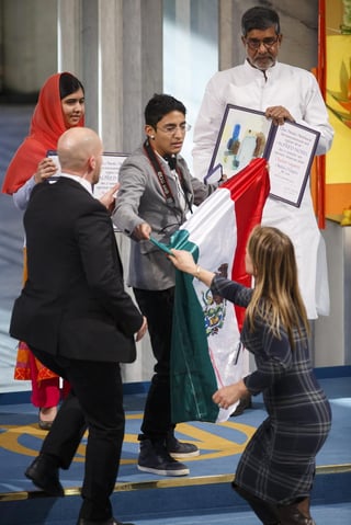 Ayer miércoles, Adán Cortés Salas, irrumpió durante la entrega del Premio Nobel de la Paz a adolescente paquistaní Malala Yousafzai y al presidente de la Marcha Global contra el Trabajo Infantil, el indio Kailash Satyarthi. (EFE)
