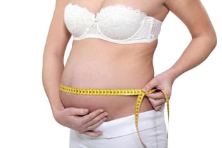 Entre las causas principales de la obesidad en el embarazo, es la ingesta excesiva de alimentos ricos en grasas, azúcar, así como una baja actividad física. (ARCHIVO)
