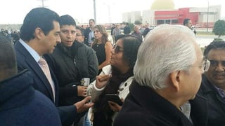 Las mujeres y otros ciudadanos fueron atendidos por un funcionario estatal. (El Siglo de Torreón) 