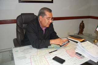 Reconocimiento. Recibieron nueve alcaldes del estado, entre ellos Raúl Onofre de Matamoros. (EL SIGLO DE TORREÓN/ MARY VÁZQUEZ)