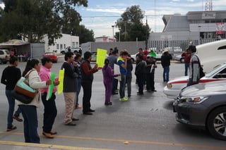 Bloqueo. Cierran carril del Periférico de Torreón, exigen que les regresen sus autos decomisados. 