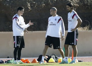 Jugadores del Real Madrid, James Rodríguez (izquierda), Pepe (centro) y Khedira, durante el penúltimo entrenamiento previo a la final. Merengues se alistan para final del Mundial de Clubes