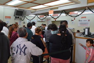 Acuden. Ciudadanos esperan turno para pagar los derechos vehiculares en las oficinas de Recaudación de Rentas en Matamoros. (EL SIGLO DE TORREÓN/ ROBERTO ITURRIAGA)