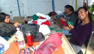 Autoempleo. Personas con discapacidad realizan un taller donde elaboran artículos navideños y piñatas para venderlos. (EL SIGLO DE TORREÓN)