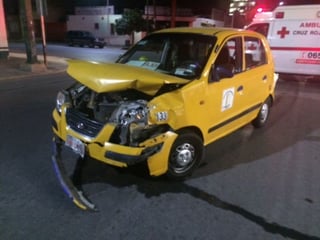 Lesionados. Viajaban como pasajeros en el taxi y fueron auxiliados por paramédicos de Cruz Roja.