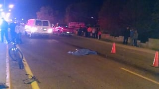 Accidente. El cuerpo del joven quedó tendido en la carretera Torreón-San Pedro.