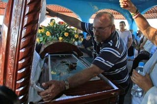 Hipólito Mora, quien ayer sepultó a su hijo, una de las 11 personas que fallecieron en un enfrentamiento con el bando de Luis Antonio Torres, 'El Americano', refirió que está tranquilo a pesar de los problemas. (ARCHIVO)