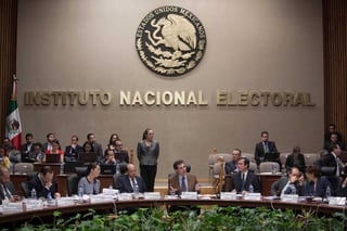 Chequera. El INE fijó reglas para el uso del dinero por parte de los partidos políticos.