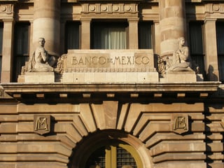 Banco de México. La caída en los precios del crudo afectó las expectativas de crecimiento del Producto Interno Bruto.