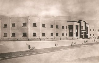 Majestuosa vista del antiguo edificio del Glorioso Instituto 18 de Marzo de Gómez Palacio, Dgo., en los inicios de la década de los cuarenta del siglo pasado.