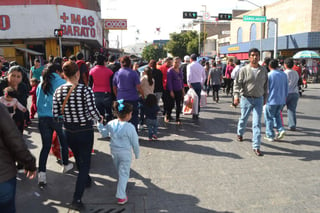Asistencia. El día de ayer se registró gran afluencia en el principal cuadro de la ciudad de Torreón.