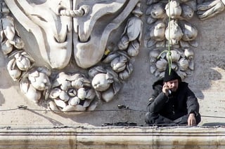 Di Finizio escaló la fachada de la Basílica de San Pedro en el Vaticano para protestar por un problema económico en su restaurante y pasó allí la noche, atado con unas sogas. (EFE)