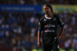 No habrá multa para Ronaldinho por reportar tarde con los Gallos Blancos del Querétaro. (Jam Media)