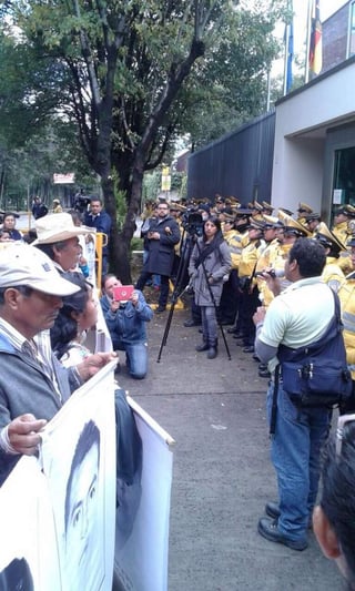 Padres y familiares de los 43 estudiantes de la escuela Normal de Ayotzinapa realizan una protesta frente a la embajada de Alemania en México, ya que las armas decomisadas a la policía de Iguala. (Twitter)