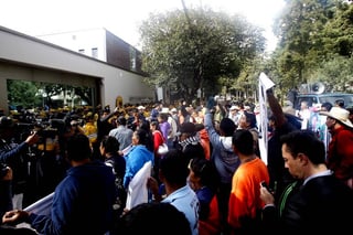 Protesta.  Padres, familiares y amigos de los 43 normalistas de Ayotzinapa desaparecidos se manifestaron ayer jueves frente a la embajada de Alemania en México. (EL UNIVERSAL)