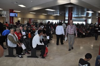 Afluencia. Más de mil personas fueron atendidas ayer en la Tesorería Municipal de Torreón.