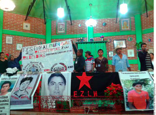 Unión. Familiares de los normalistas  de Ayotzinapa acudieron al Festival Mundial de la Rebeldía y la Resistencia.