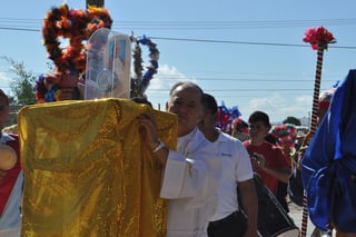 Devoción. Laguneros veneran la reliquia de San Juan Pablo II, que ayer fue presentada y entronizada en lo que será su templo.