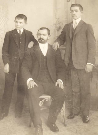 Los asturianos Ángel, Carlos y Gaspar, hermanos menores de Graciano Pruneda García, fundador de la tienda y cantina Las Playas, en Torreón. (Archivo de Salvador Pruneda Solé).