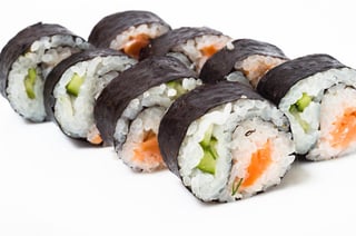 Si los alimentos que contengan algas marinas (sobre todo el sushi) tienen un olor fuerte o desagradable, es señal de que no están en buen estado o no han sido preparados de manera higiénica. 
