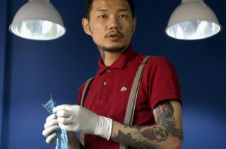 El famoso tatuador Kim Ki-bok en su estudio de Hongdae, en Seúl.