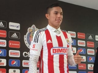 Carlos Salcedo negó irle al América en su presentación como jugador de las Chivas. (Twitter) 
