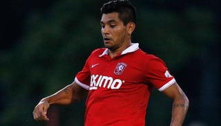 El futbolista mexicano afirma que seguirá con el Twente de Holanda. (Archivo)
