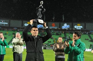 El exportero santista Oswaldo Sánchez fue ovacionado en el estadio.
