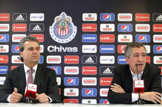 El dueño de Chivas, Jorge Vergara (der) cambió su respuesta, tras negar en repetidas ocasiones que no se vendía su equipo, ahora lo dejó en duda. Guadalajara no se vende... por ahora