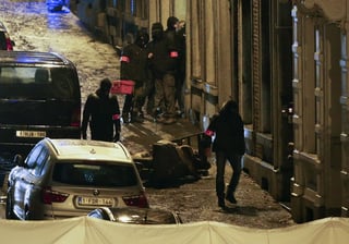 Operación. Dos personas murieron en una operación en la que se buscaban terroristas, además una se encuentra herida, reportaron autoridades en Bélgica. (EFE)