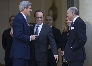 Visita.   John Kerry (i), se despide del presidente francés, François Hollande (c), y del ministro  Laurent Fabius,