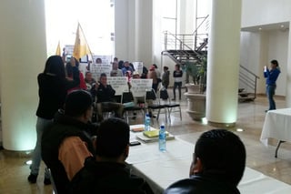 Inconformes. Grupo de perredistas irrumpen en la Sesión de Cabildo en Lerdo para pedir la atención del presidente municipal.