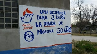 Cientos de jóvenes se sumaron al proyecto de pinta de bardas con frases que ellos mismos crearon. (El Siglo de Torreón)