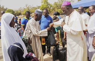 Nigeria y Camerún. Un sacerdote católico entrega una despensa a un desplazado por la violencia.  (EFE)