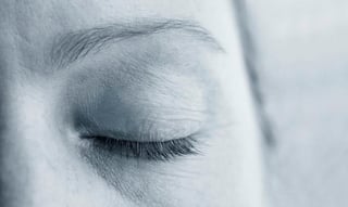 Participantes de un estudio recordaron detalles más precisos al mantener los ojos cerrados. (ARCHIVO)