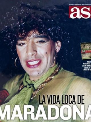 Con la cabeza 'La vida loca de Maradona', la portada de la revista muestra una fotografía nunca antes vista del exfutbolista vestido y maquillado como mujer. (AS COLOR)