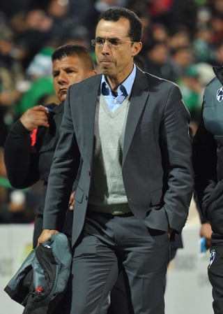 Carlos Barra, director técnico de los Rayados del Monterrey, salió con el rostro desencajado luego de la goliza.