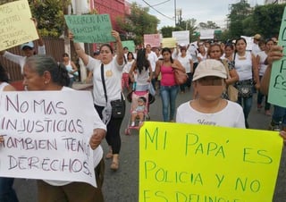 Marcha. Esposas y familiares de los policías se manifestaron en Iguala.