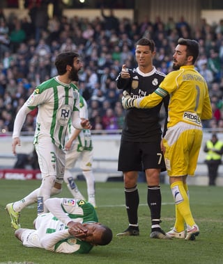 El portugués Cristiano Ronaldo, expulsado en la visita del Real Madrid al Córdoba por golpear al brasileño Edimar, pidió perdón en su cuenta de Twitter.