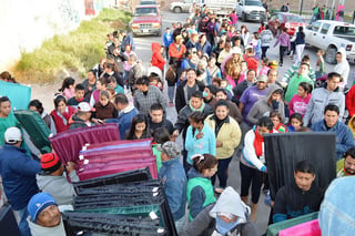 Entregan apoyos. Autoridades municipales y estatales acudieron a la colonia San Isidro para entregar cobijas y colchonetas.