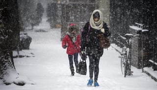 De acuerdo con previsiones meteorológicas, la tormenta podría arrojar a partir de este lunes y hasta el martes entre 60 y 90 centímetros de nieve en la ciudad de Nueva York. (ARCHIVO)