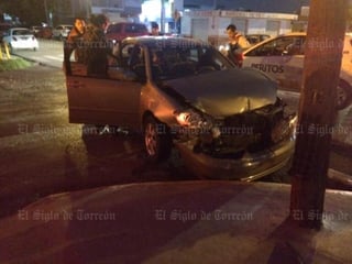 La lesionada identificada como Abigail Montes Salazar, conducía un automóvil Toyota Corolla, color arena, con placas de circulación FFW-3362 del estado de Coahuila. (El Siglo de Torreón)