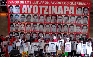 Padres de estudiantes desaparecidos reprocharon al Gobierno su desempeño en el caso, durante el mitin del Zócalo que concluyó pacíficamente. (El Universal)