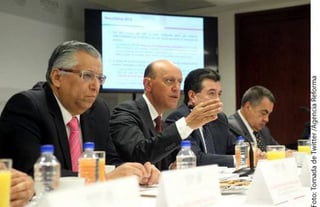 Dudas. Juan Carlos Lastiri (centro) advirtió que no registrar el gasto es el camino lógico para llegar a una observación  de la ASF.