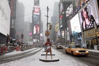 Nieve.  El artista callejero conocido como 'El Vaquero Desnudo', canta en Times Square. (EFE)