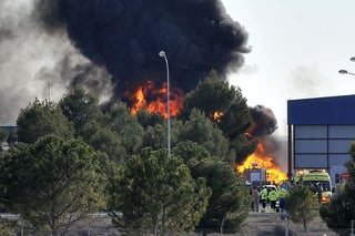 Tragedia. El accidente del avión griego dejó al menos 10 personas muertas y 21 heridos. (EFE)