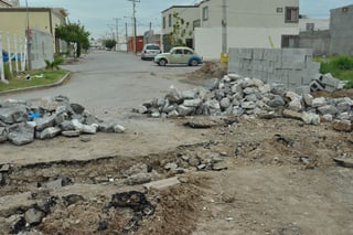 Molestia. Aunque la construcción de la barda en la avenida Del Bosque está detenida, no es posible pasar por los daños causados.