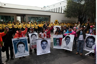 Dudas. Los padres de familia de Ayotzinapa han pedido a la sociedad boicotear los comicios.