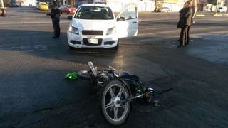 Golpe. El motociclista fue auxiliado por los paramédicos de la Cruz Roja, luego de ser impactado por un automóvil.