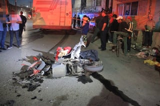SIN VIDA. El motociclista fue arrastrado varios metros por el autobús de pasajeros.
